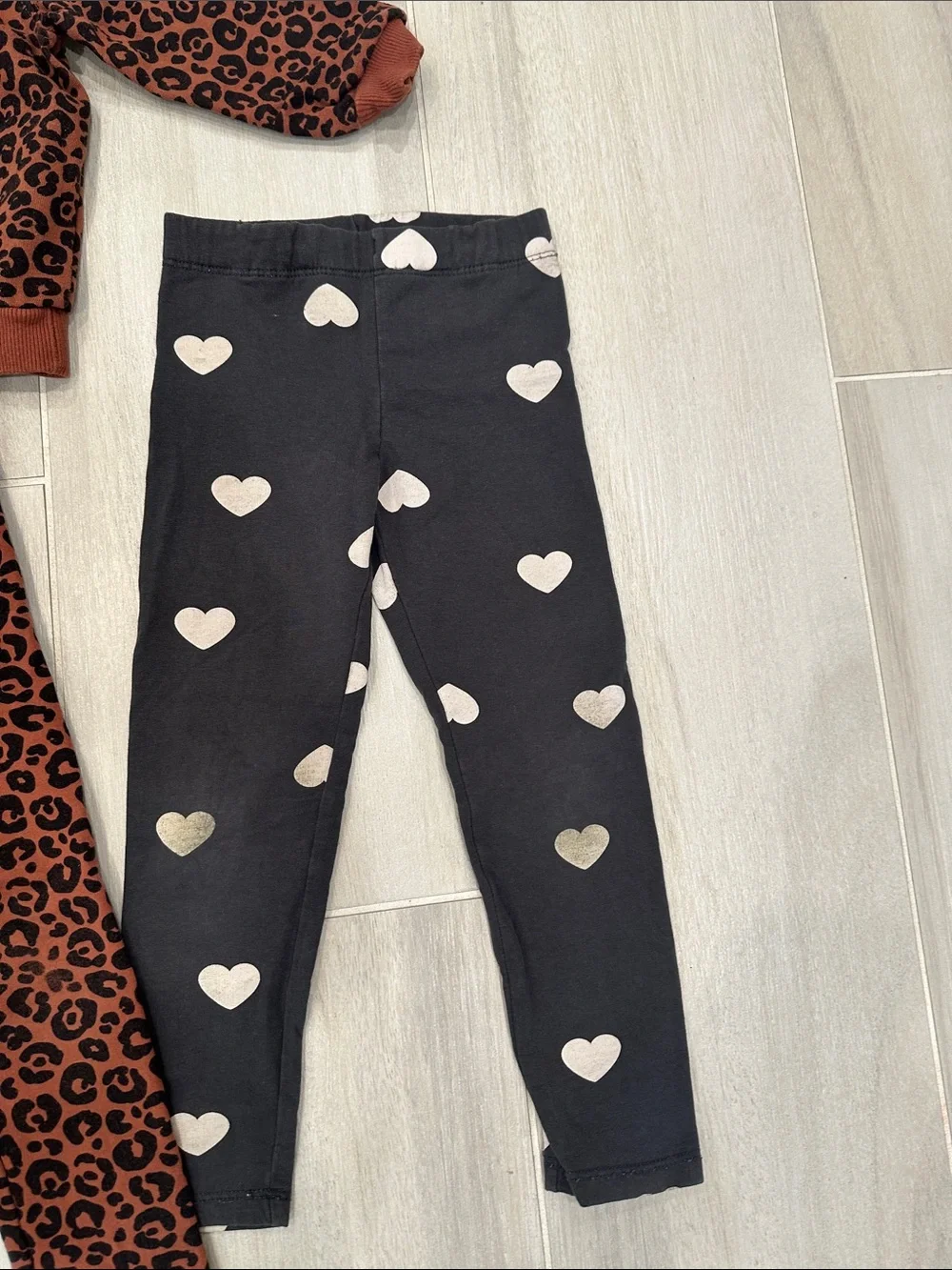 H&M 4T Leopard Print Leggings and Sweatshirt Matc Set with Gray Heart Leggings